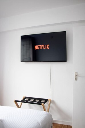 3 bedrooms, desk, free WiFi, bed sheets