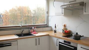 Een koelkast, een microgolfoven, een oven, een kookplaat