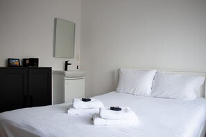 3 bedrooms, desk, free WiFi, bed sheets