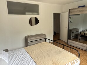 3 bedrooms, desk, free WiFi, bed sheets