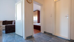 Un appartement moderne comprenant un salon, une chambre et une salle de bain.