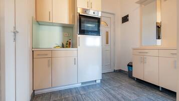 Oven, stovetop, cookware/dishes/utensils
