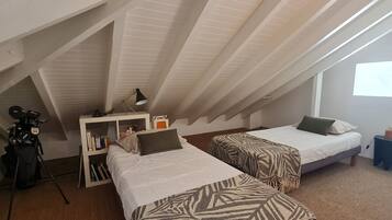 3 bedrooms, iron/ironing board, WiFi, bed sheets