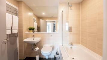 Apartment, 2 Bedrooms | Bathroom | Free toiletries, towels, soap, shampoo