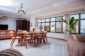 Huoneisto, 3 makuuhuonetta, esteetön, parveke | Ruokailu