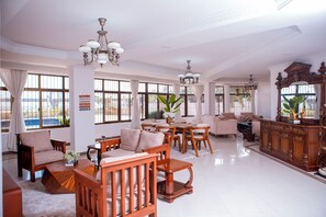 Apartment, 3 Schlafzimmer, barrierefrei, Balkon | Wohnzimmer