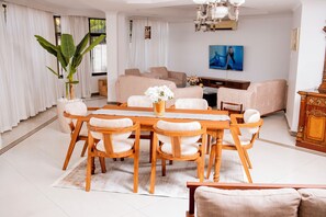 アパートメント 3 ベッドルーム バリアフリー バルコニー | ダイニングルーム