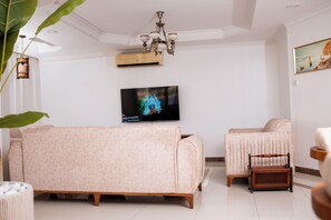 Apartment, 3 Schlafzimmer, barrierefrei, Balkon | Wohnzimmer