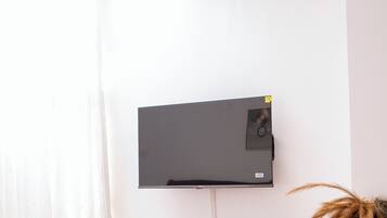 Apartment, 3 Bedrooms, Accessible, Balcony | Interior