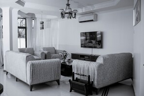 アパートメント 3 ベッドルーム バリアフリー バルコニー | リビングルーム