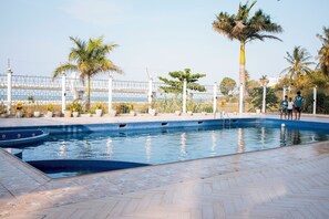 Apartment, 3 Bedrooms, Accessible, Balcony | Kolam renang | Kolam renang terbuka 