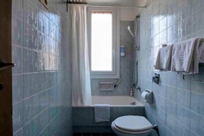 Dusche, Haartrockner, Bidet, Handtücher