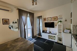 Smart TV - Short Rent Milan Porta Vittoria studio with balcony (Milano)