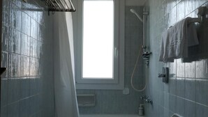 A bathroom with a window, a shower, and a bathtub. - Short Rent Milan Porta Vittoria. Studio apartment with balcony (Milano)