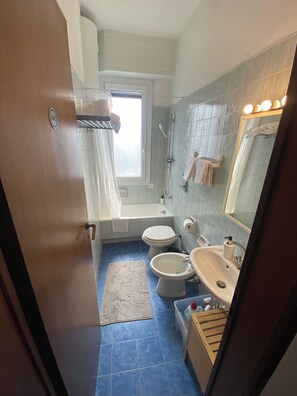Douche, sèche-cheveux, bidet, serviettes fournies