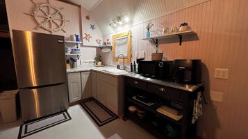 Refrigerador, microondas, cafetera y tetera y periquera