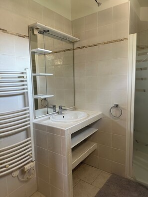 Shower, hair dryer, towels, soap - Villa Theolina (Aix-en-Provence)