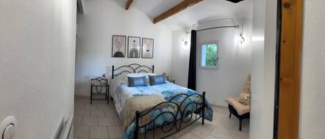 1 chambre, fer et planche à repasser, Wi-Fi gratuit, draps fournis