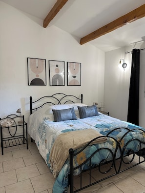1 quarto, escrivaninha, ferros/tábuas de passar roupa, berço de viagem