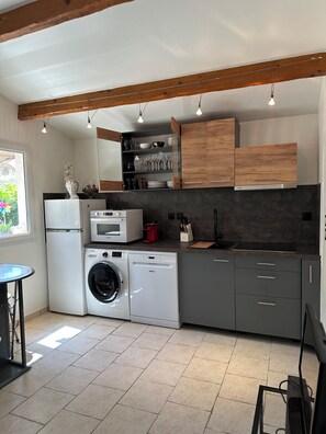 Kühlschrank, Mikrowelle, Herdplatte, Geschirrspüler