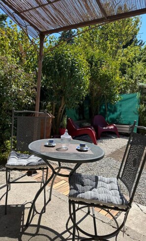 Outdoor dining - Villa Theolina (Aix-en-Provence)