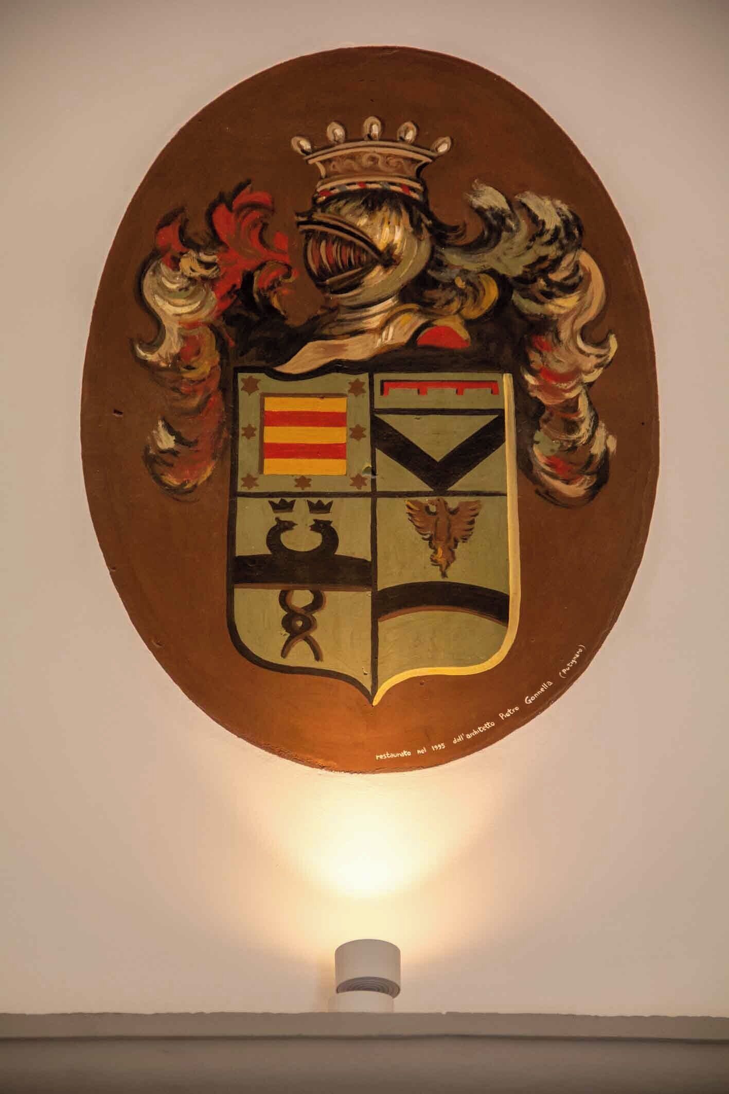 Ein an der Wand befestigtes Wappen mit Krone und Löwe.