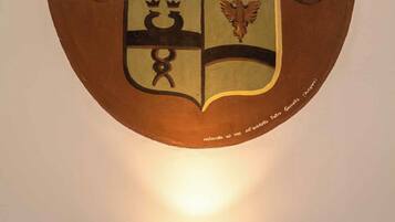 Ein an der Wand befestigtes Wappen mit Krone und Löwe.