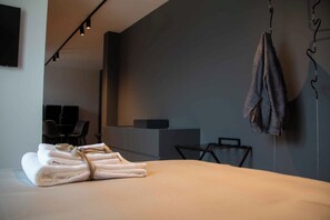 Caja de seguridad en la habitación y muebles diferentes 