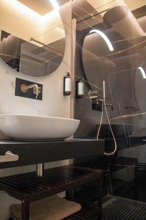 Superior Triple Room, Garden View | Bilik Mandi | Pengering rambut, selipar, bidet, tuala disediakan 