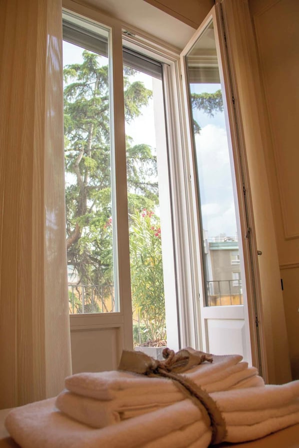 Quarto casal ou duplo luxo, vista para o jardim | Cofres nos quartos, individualmente mobiliados, cortinas blackout