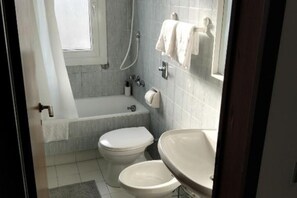 Dusche, Haartrockner, Bidet, Handtücher