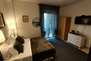 Iron/ironing board, WiFi, bed sheets - Short Rent Milan Porta Vittoria. Studio Apartment with Balcony (Milano)