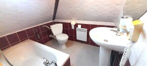 Secador de cabelo, toalhas de banho, papel higiênico