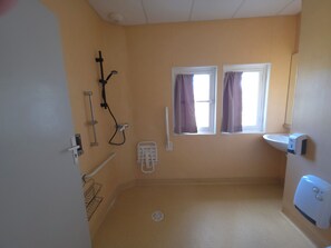 Habitación cuádruple, vista a la montaña | Baño | Toallas, jabón, shampoo, papel de baño 