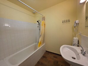 Doppelzimmer, Balkon, Bergblick | Badezimmer | Handtücher, Seife, Shampoo, Toilettenpapier