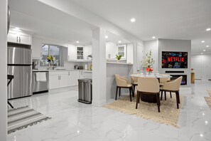 Private kitchen - Caledon Escape | 5BR Home with BBQ & Backyard (Caledon)