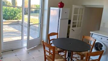 Family Room, Garden View | In-room dining