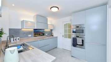 House, 4 Bedrooms | Private kitchen | Full-sized fridge, microwave, oven, stovetop