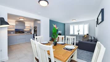 House, 4 Bedrooms | Dining room