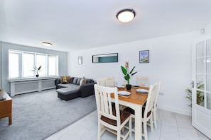 Hus, 4 soverom | Oppholdsområde | Flatskjerm-TV