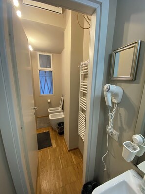 Dusche, Haartrockner, Bidet, Handtücher