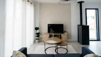 Smart TV, fireplace