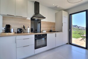 Mikrobølgeovn, ovn, kokeplater og oppvaskmaskin