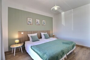 2 bedrooms, iron/ironing board, WiFi, bed sheets - Gîte La Parenthèse with Balneo and Hammam, near Mont St Michel and Saint Malo (Dol-de-Bretagne)