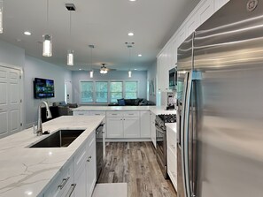 Kjøleskap, mikrobølgeovn, ovn og kokeplater