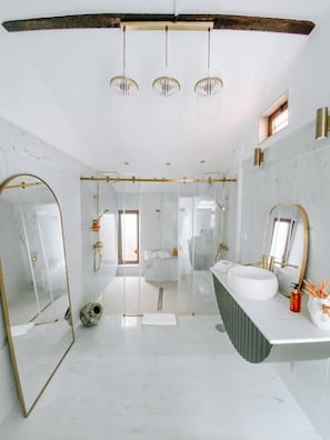 A modern bathroom with a large mirror, a white sink, and a shower area. - Casa SaloYa (Sintra)