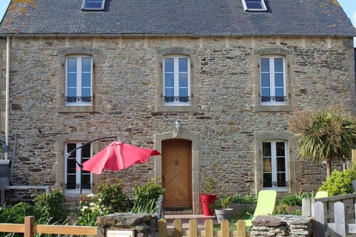 Maison en pierre à 600 mètres de la mer avec jardin et terrasse.