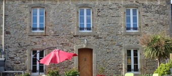 Stone house 600 m from the sea with garden and terrace.