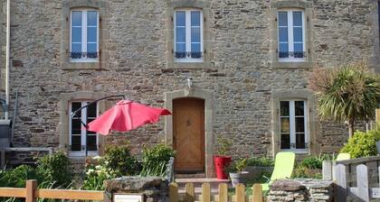 Maison en pierre Ă 600 mĂštres de la mer avec jardin et terrasse.