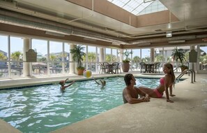 Una piscina cubierta, una piscina climatizada